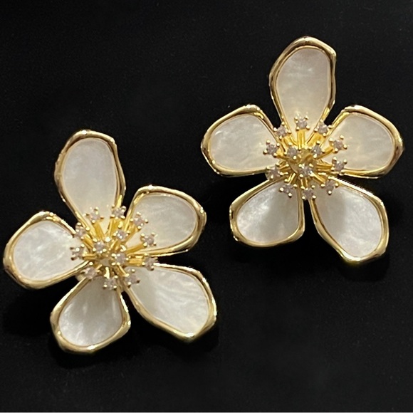 🌸 Elegant White Blossom Stud Earrings - Picture 2 of 3